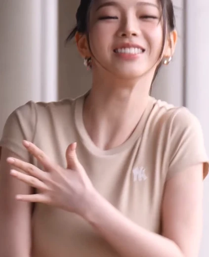 카리나 아이보리색 뉴에라 크롭티 묵직한 가슴