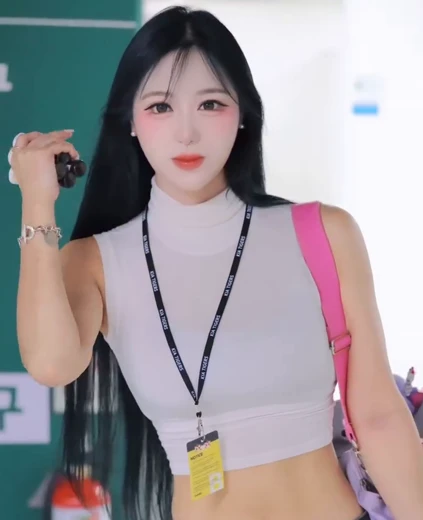 치어리더 유세리 배꼽 드러낸 화이트 홀터넥 크롭 나시