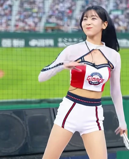 목나경 허벅지 라인 귀여운 표정에 시선