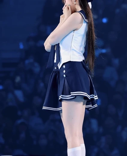 안유진 엉벅지 빵모자 세라복 흰 니삭스