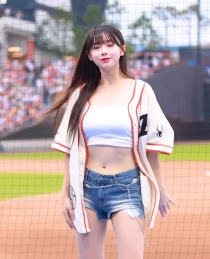 김나연 배꼽 포인트로 시선 장악 반응 폭발