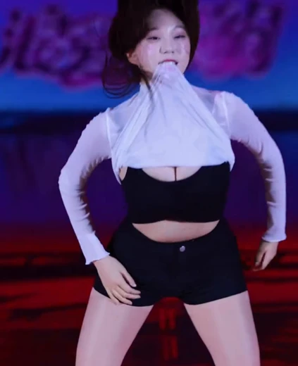 김현영 가슴골 시스루 흰티 입에 물고 보여주는 블랙 브라탑