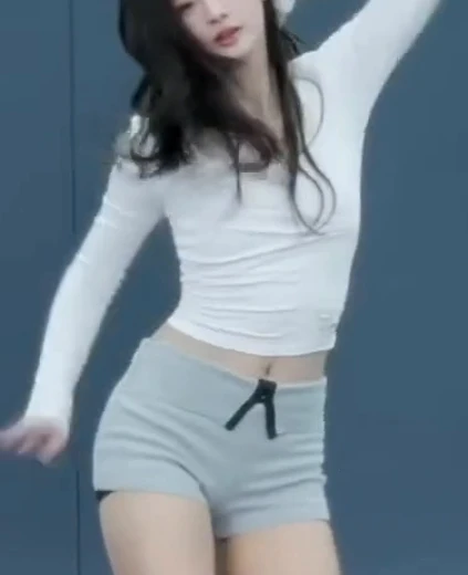 설윤 허벅지 배꼽 보이는 흰 크롭티  회색 돌핀