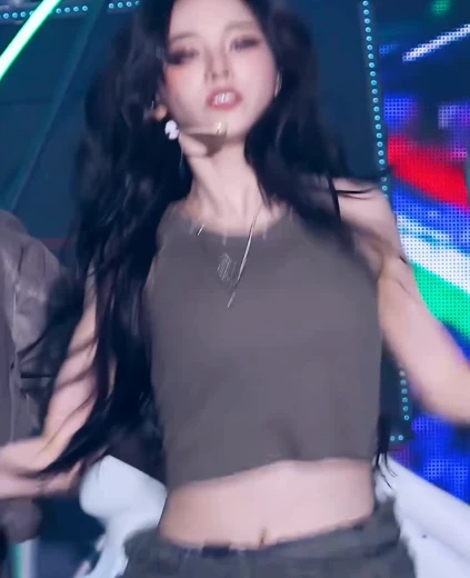 카리나 가슴 카키색 크롭 민소매 입은 출렁이는 무브먼트