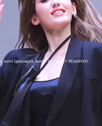 전소미 가슴 아이오아이 팬미팅 자켓 속 가죽 란제리룩 은근한 무빙