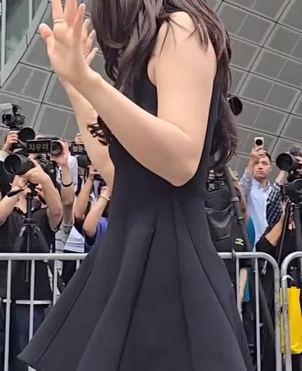 설윤 엉벅지 바로 앞에서 찍은 블랙 미니드레스