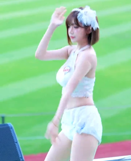 치어리더 이주은 겨드랑이 투명 브라 끈이 터져버린 열정 응원