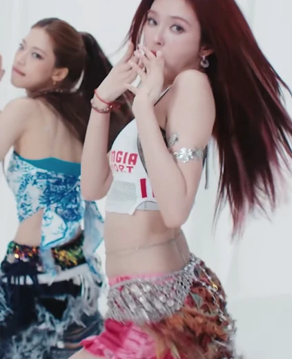 베이비몬스터 치키타 허벅지 빨간 핫팬츠 트월킹