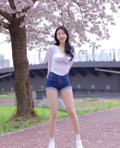 치어리더 이아영 허벅지 벚꽃나무 밀착 흰티 청핫팻츠
