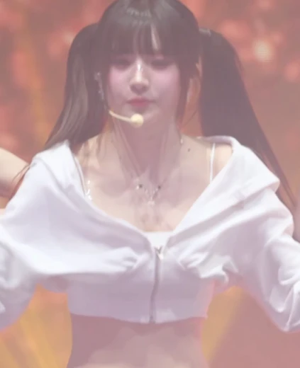 곽연지 가슴 몽글한 화이트 크롭 후드티