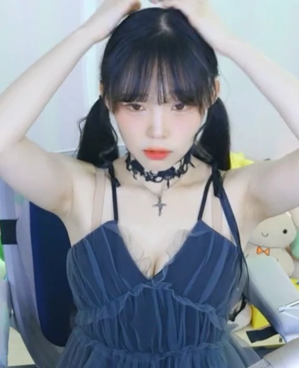 서새봄 가슴골 양갈래 포니테일 만들어보는 남색 란제리룩