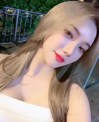 치어리더 이진 윗슴골 화이트 튜브탑 얼빡 셀카