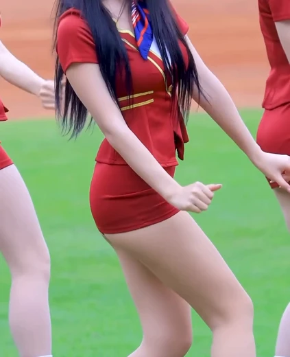치어리더 염세빈 엉밑살 매우 짧은 빨간 승무원 의상 대박
