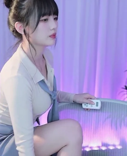 우리밍 의자에 다리 한쪽 올리고 뽀얀 엉벅지 자랑