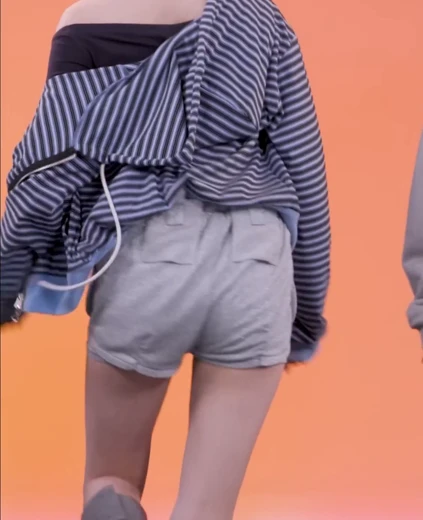 이안 엉덩이 실룩실룩 뒤로 걸어가는 회색 돌핀
