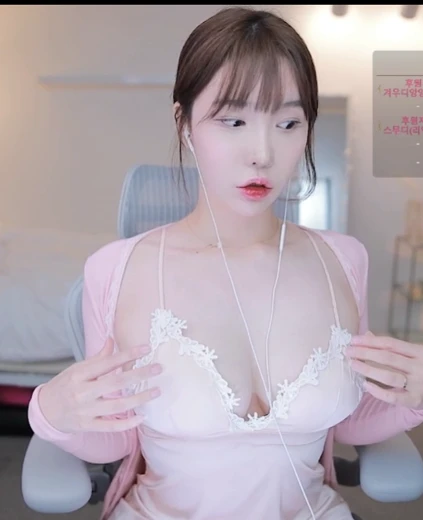 겨우디 가슴 뭉클 흘러내린 핑크 레이스 슬립