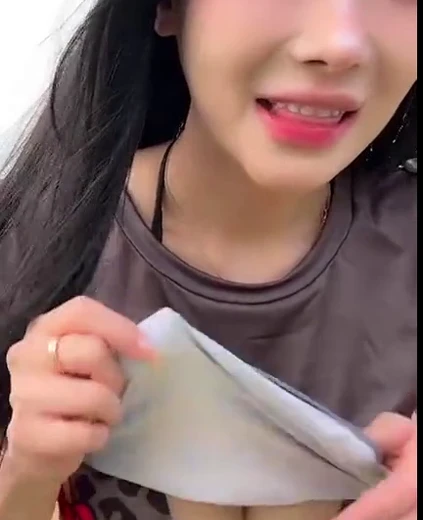 백만송 가슴골 속에 손넣고 흔드는 회색 호피 키티 끈비키니