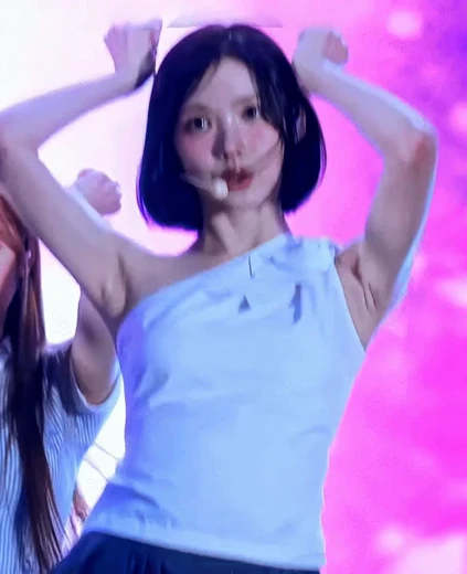 지우 겨드랑이 주름 페로몬 하늘색 원오프숄더
