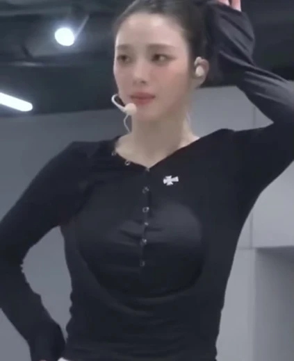 카리나 가슴 얇은 검정티 단추 부분이 주름진 출렁이는 무빙