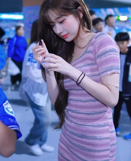 이주은 허벅지 팬들에게 싸인해주는 사복 미시룩 원피스