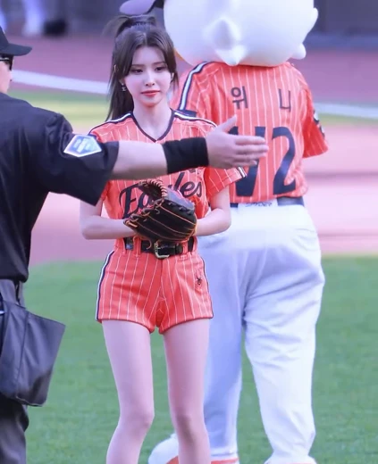 치어리더 전은비 허벅지 한화 유니폼 시구 귀엽네
