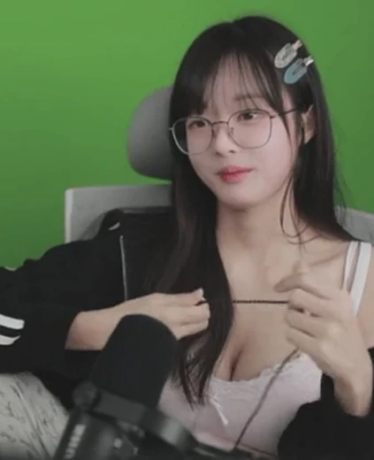 슬이야 가슴골 친구네 집 놀러가면 종종 보게 된다는 백수 …