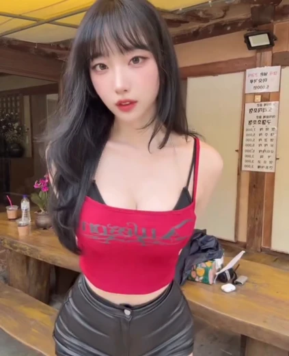 이다연 가슴골 살짝 숙여주는 끈나시 검정 핫팬츠 몸매
