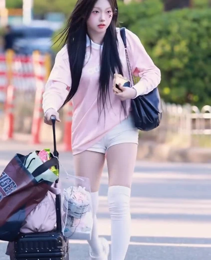 치어리더 이예은 허벅지 출근길 흰 반바지 오버니삭스