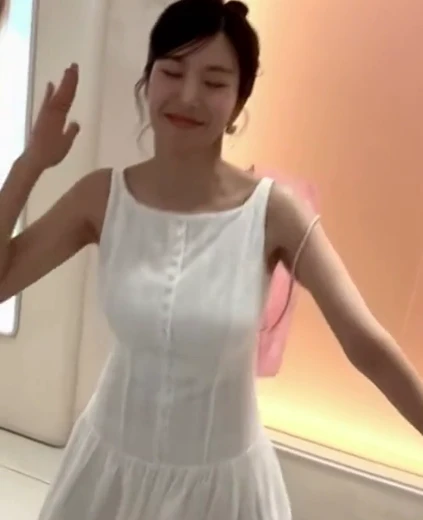 권은비 야드랑이 쇼핑백 메고 깡총깡총 뛰는 순백색 원피스 출렁이는 무빙