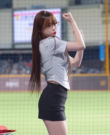 치어리더 김나연 허벅지 오피스룩 안경 미모