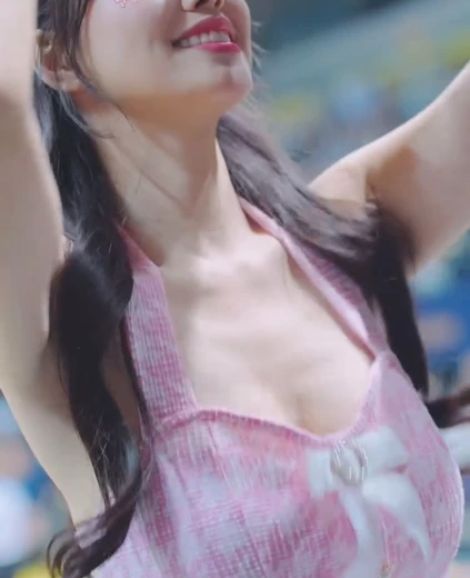 치어리더 김도아 가슴골 출렁이는 리본 크롭티