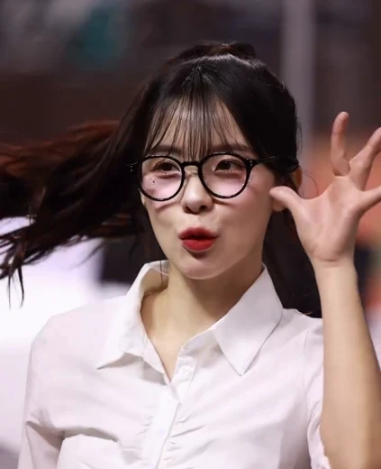 이다혜 가슴 봉긋 크롭 셔츠 검스 오피스룩