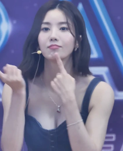 권은비 가슴골 보이는 라디오 데님원피스