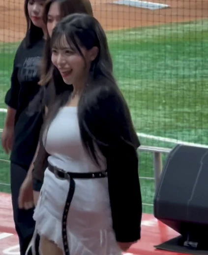 치어리더 홍예빈 가슴  흰 오프솔더 묵직한 출렁임