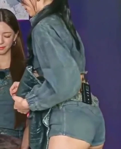 있지 류진 허벅지 청청패션 측면에서 본 청핫팬츠 엉밑살 노출