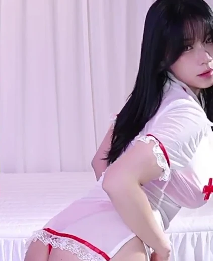 서나앙 엉밑살 흰 유니폼 속에 삘간 브라팬티