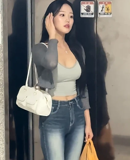 치어리더 조예은 가슴골 사복 출근룩 끈나시