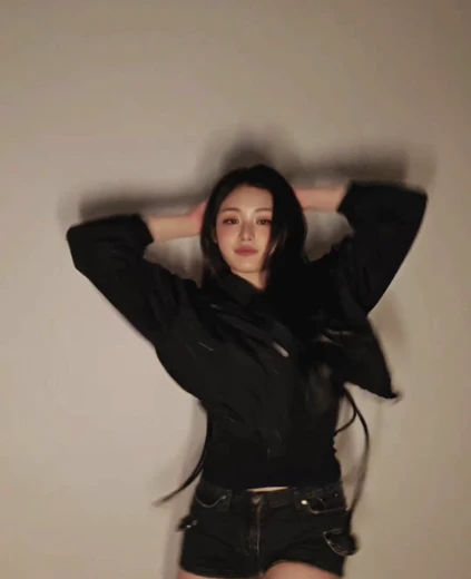 피프티피프티 아테나 골반 챌린지 찍는 데님핫팬츠 탄탄한 꿀벅지