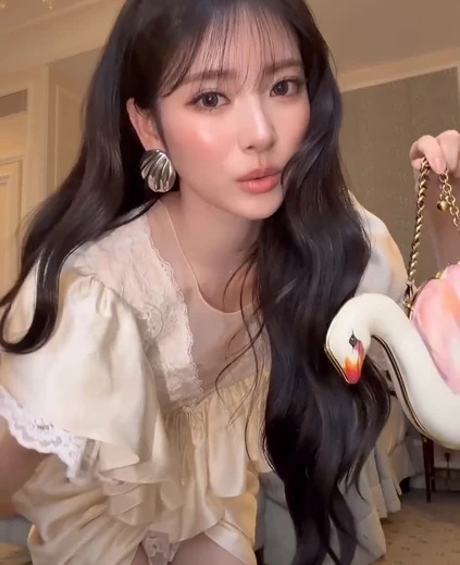 미야오 안나 허벅지 아이보리색 레이스 실크드레스 몸매