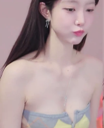 리아 배꼽 회색 골지 튜브탑 뽀얀 가슴 붙잡고 흔드는 ㄷㄷㄷ