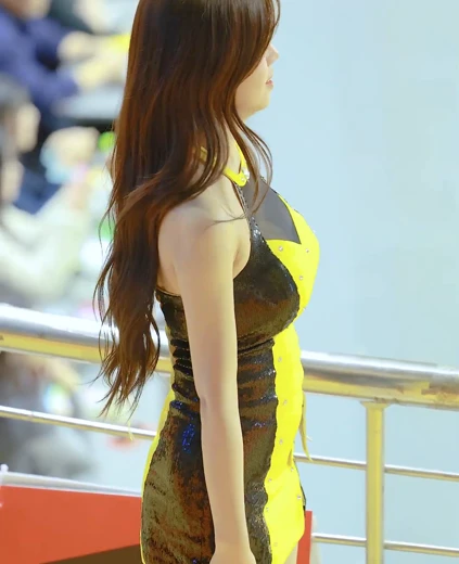 강지은 가슴골 브라끈이 풀려서 당황