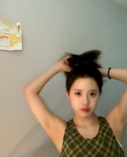 라잇썸 나영 겨드랑이 연두색 체크 나시 라방 중 가슴골 플러팅