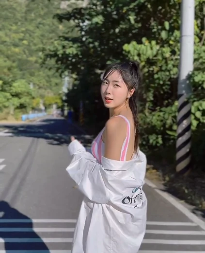 치어리더 안지현 가슴 봉긋한 줄무늬 모노키니 시원한 등