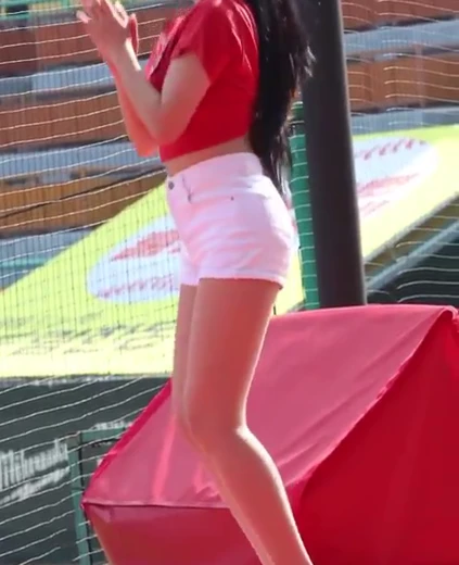 치어리더 이연진 허벅지 안무 까먹고 컨닝하는 묵직한 가슴