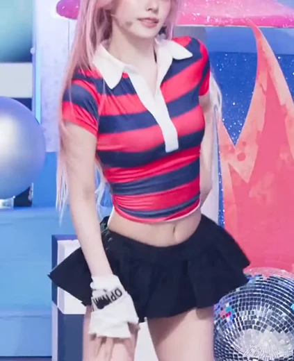 있지 예지 야벅지 빨간 줄무늬 카라티 배꼽 검정 레이스 속바지