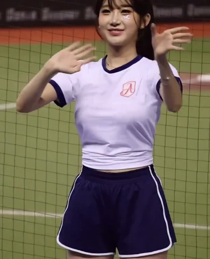이주은 허벅지 손인사 좌우로 요동치는 가슴