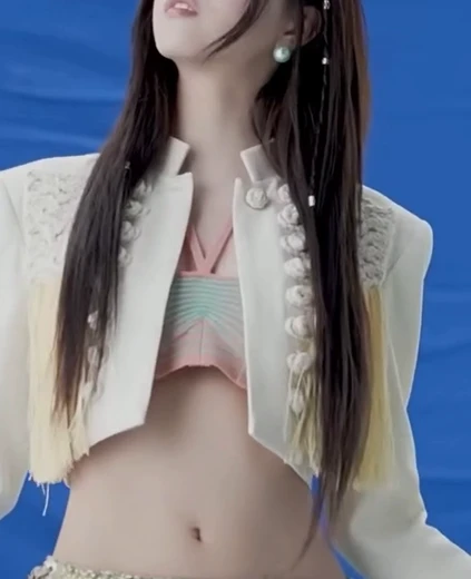 있지 유나 배꼽 흰 자켓 속 한뼘 나비 홀터넥 잘록한 복부