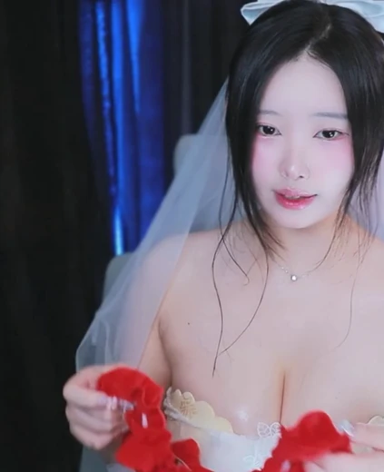 원이지라 가슴골 웨딩드레스 입고 빨간 T팬티 들고 뭐하는?