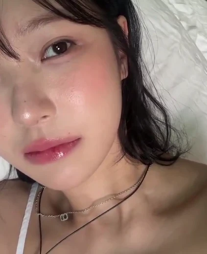 백지헌 어깨 침대에 옆으로 누워있는 뾰루퉁한 표정