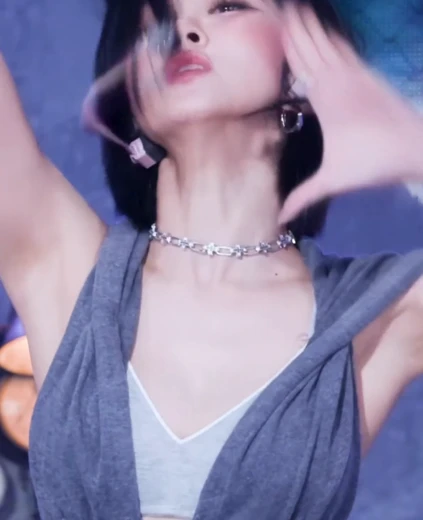 케플러 다연 윗슴골 후드 민소매 속 회색 CK 브라